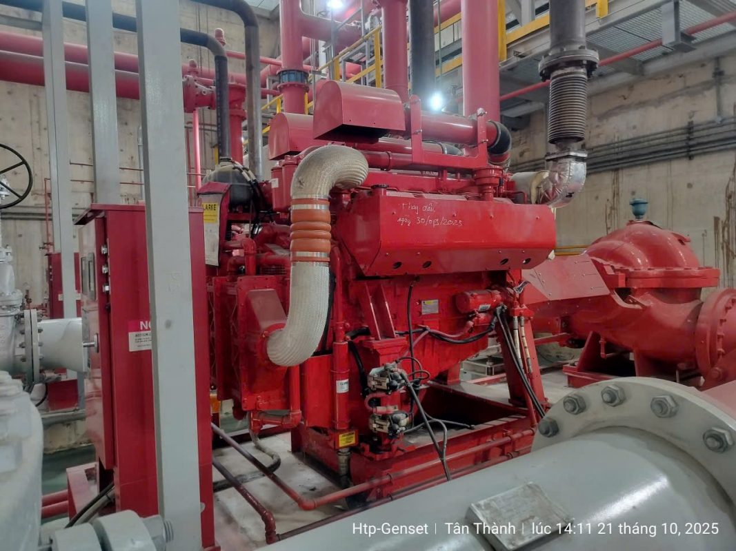 Kỹ thuật viên HTP-Genset sửa chữa hệ thống PCCC tại nhà máy.